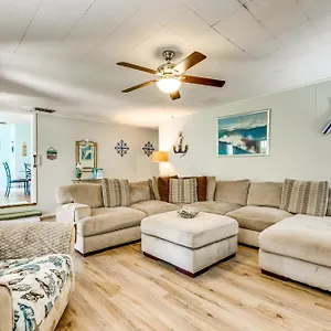 Walton Coastal Retreat With Yard Walk To Fort Walton Beach